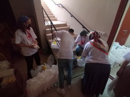 Раздача гуманитарной помощи совместно с обществом Российского Красного Креста
