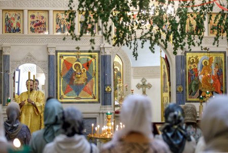В неделю 2-ю по Пятидесятнице, Всех святых, в земле Русской просиявших, в храме иконы Божией Матери «Неопалимая Купина» состоялись воскресные богослужения