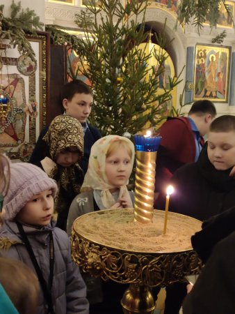 22 января для детей 4 класса школы номер 1411 г. Москвы в нашем храме была проведена экскурсия и познавательный урок на тему "Церковь", в рамках школьной программы по основам православной культуры.